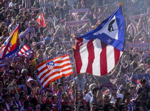 Los aficionados del Atlético esperan en la Plaza de Neptuno a los jugadores tras proclamarse campeones de Liga. 

Atlético fans wait for the players at Neptuno Square after winning the Liga BBVA.